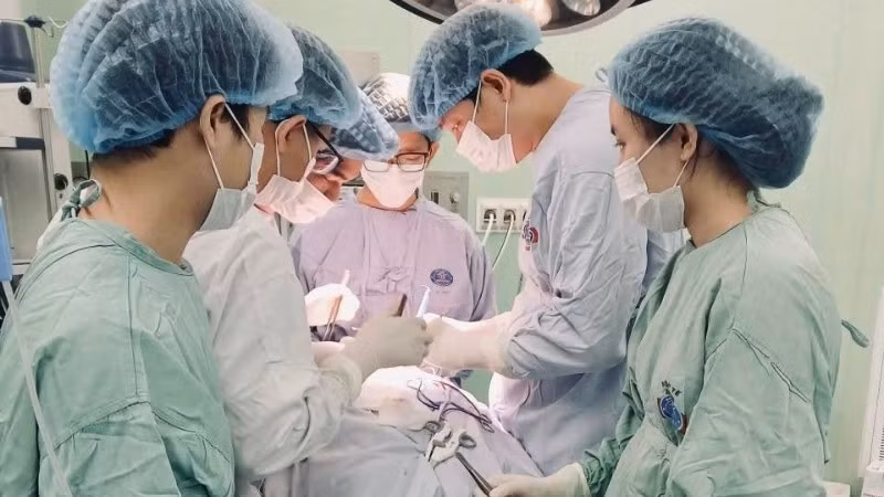 Các bác sĩ Bệnh viện K phẫu thuật loại bỏ khối u, giải phóng đường thở cho bệnh nhân. 