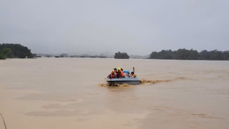 Lực lượng chức năng xã Lương Sơn, tỉnh Phú Thọ triển khai nhiệm vụ cứu hộ, cứu nạn.