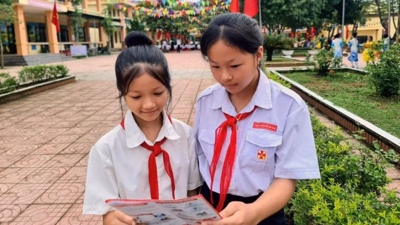 Các em học sinh tìm hiểu về quyền lợi khi tham gia bảo hiểm y tế. (Ảnh: TÂM TRUNG)