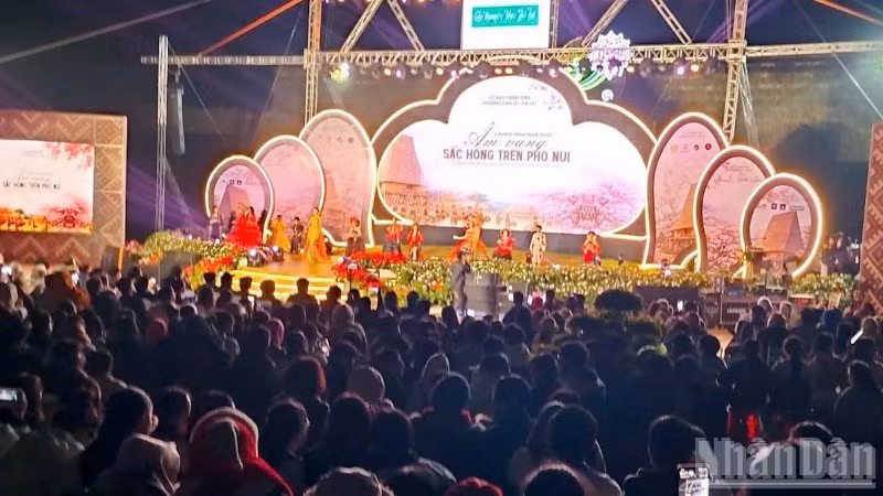Chương trình nghệ thuật “Âm vang sắc hồng trên phố núi” thu hút đông đảo người dân địa phương và du khách.