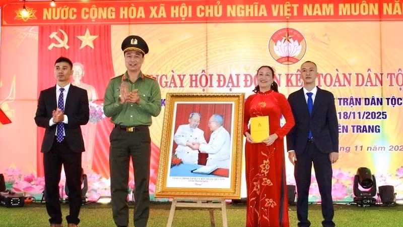 Lãnh đạo Công an tỉnh Thanh Hóa trao tặng thôn Thủ Lộc bức ảnh "Bác Hồ và bác Tôn".