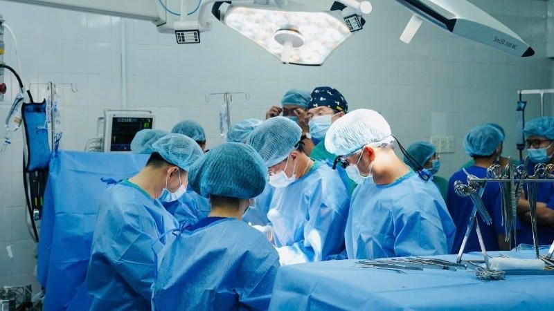 Tiến hành phẫu thuật lấy tạng.