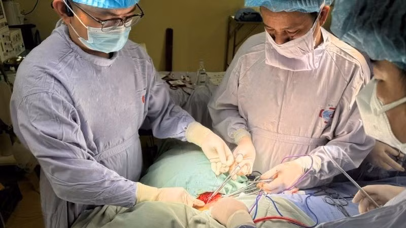 Các bác sĩ Bệnh viện K phẫu thuật loại bỏ khối u khổng lồ thành bụng trước lan cả vào ổ bụng cho bệnh nhân. 