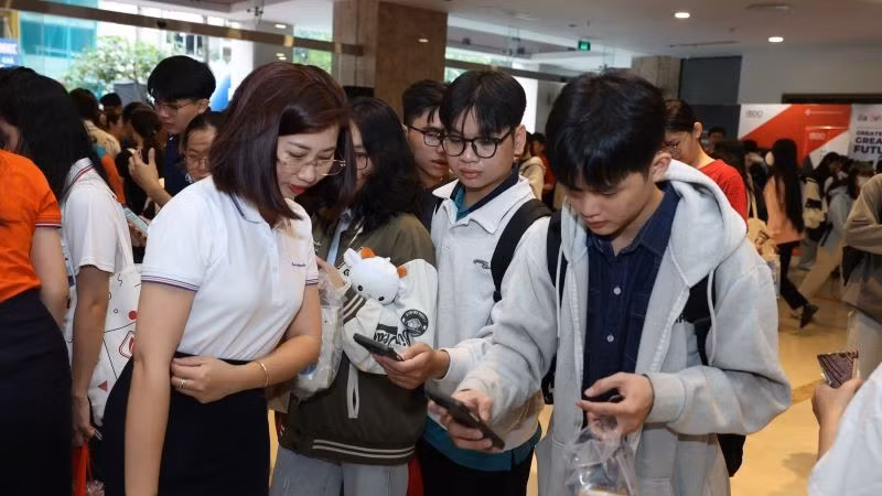 Sinh viên đến với Ngày hội “Thực tập và Việc làm Thành phố Hồ Chí Minh-UEH Career Fair 2025”.