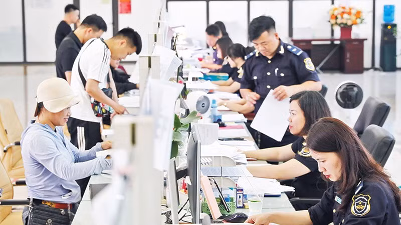 Làm thủ tục thông quan hàng hóa tại cửa khẩu Hữu Nghị (Lạng Sơn). (Ảnh: ANH QUÂN)