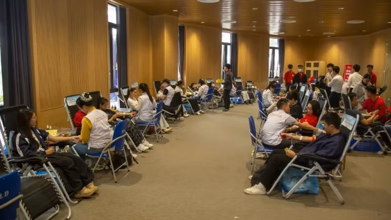 Nhiều người tham gia hiến máu không giấu được niềm vui và sự tự hào khi góp một phần sức mình cho cộng đồng.
