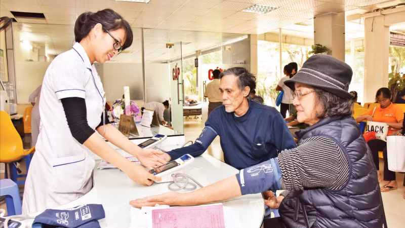Hoạt động khám, chữa bệnh tại Bệnh viện Tim Hà Nội. (Ảnh: TUỆ NGHI)