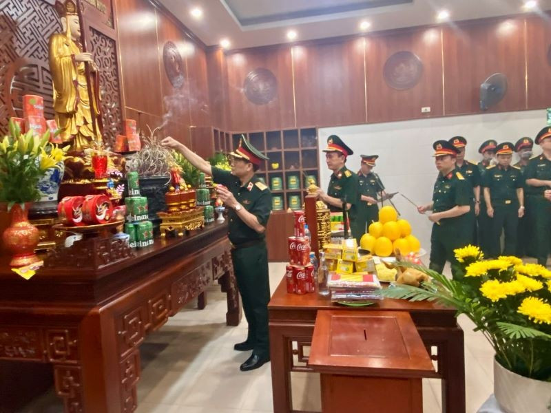 Các thế hệ thầy và trò của Học viện Quân y thành kính dâng hương, khắc cốt ghi tâm, thành kính tri ân nghĩa cử cao đẹp của ông Vũ Văn Lành.