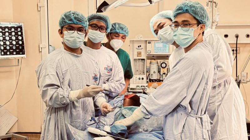 Ê-kíp các bác sĩ Bệnh viện K phẫu thuật thay khớp gối tăng trưởng cho bệnh nhi 10 tuổi mắc ung thư xương đầu dưới xương đùi.