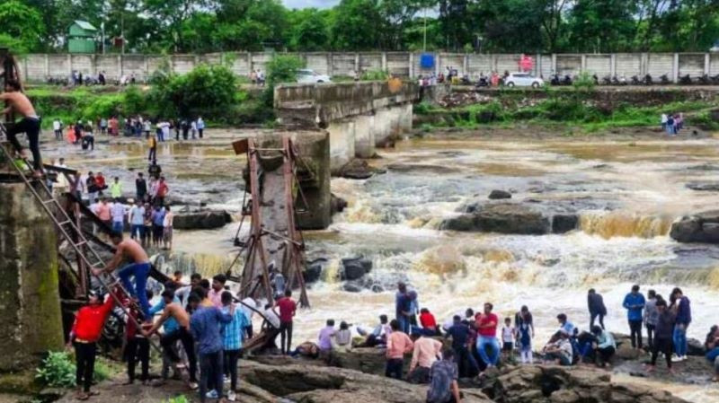 Sập cầu sắt bắc qua sông Indrayani ở quận Pune, Maharashtra. (Ảnh: indianexpress.com)