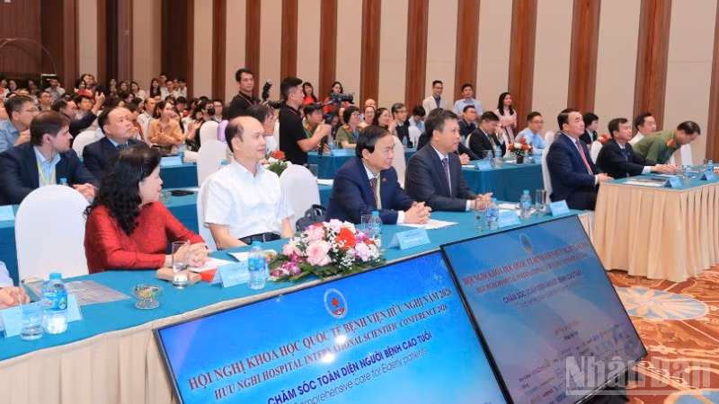 Hội nghị Khoa học quốc tế năm 2026 với chủ đề “Chăm sóc toàn diện người bệnh cao tuổi” theo hình thức kết hợp trực tiếp và trực tuyến, với sự tham dự của các chuyên gia đầu ngành trong nước và quốc tế.