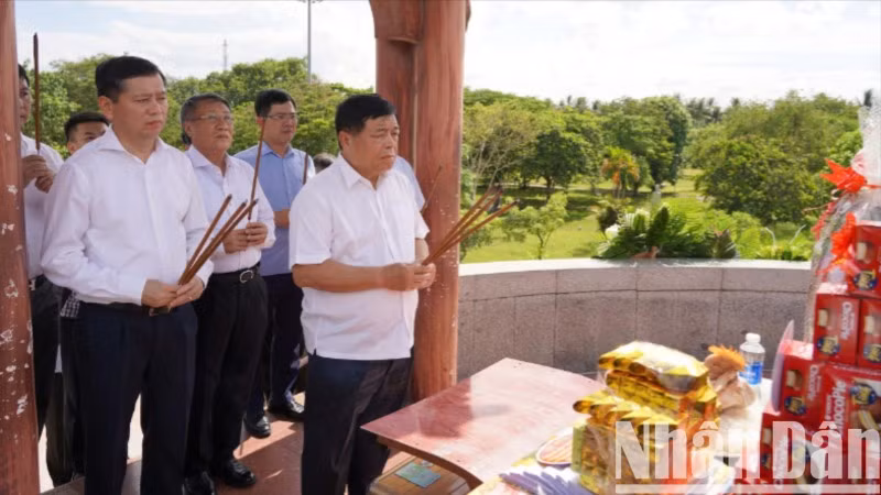 Phó Thủ tướng Nguyễn Chí Dũng và lãnh đạo tỉnh Quảng Trị dâng hương tại Di tích đặc biệt Thành Cổ Quảng Trị.
