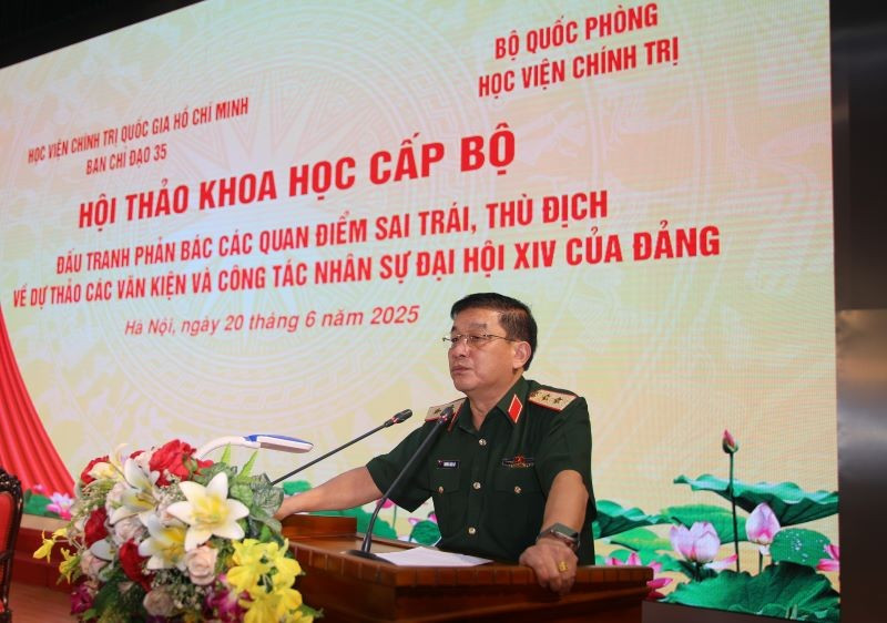 Trung tướng Trương Thiên Tô, Phó Chủ nhiệm Tổng cục Chính trị Quân đội nhân dân Việt Nam phát biểu chỉ đạo hội thảo. to-1.jpg