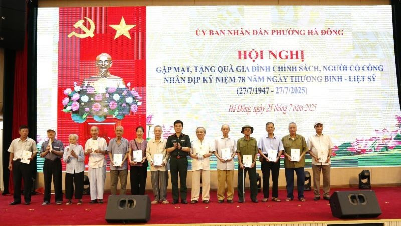 Học viện Quân y tặng quà cho các gia đình chính sách, người có công trên địa bàn phường Hà Đông, thành phố Hà Nội.