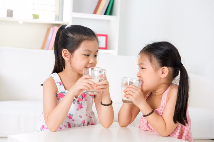 Thiếu vitamin D, canxi khó hấp thu tối ưu vào cơ thể dẫn đến trẻ bị còi xương và chậm cao so với chuẩn quốc tế. (Ảnh minh họa)