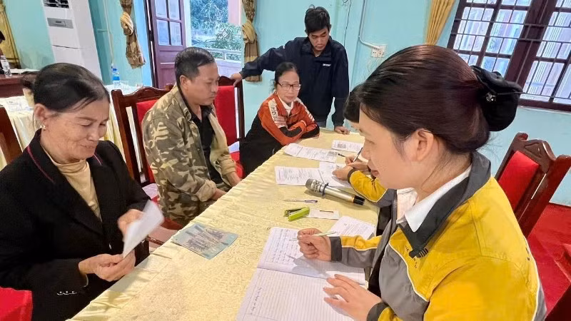 Người dân xã Yên Định, tỉnh Bắc Ninh phấn khởi khi được nhận tiền mặt hỗ trợ phục hồi sinh kế sau bão, lũ thuộc giai đoạn II của Dự án.