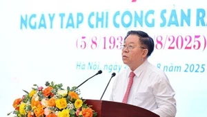 Đồng chí Nguyễn Trọng Nghĩa, Ủy viên Bộ Chính trị, Bí thư Trung ương Đảng, Trưởng Ban Tuyên giáo và Dân vận Trung ương phát biểu tại buổi gặp mặt. 
