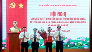 Đồng chí Trần Thanh Lâm (thứ 2, bên phải) giữ chức Phó Trưởng ban Ban Tuyên giáo và Dân vận Trung ương
