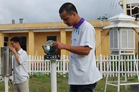 Phát triển vật lý: Bài toán nền tảng cho nâng cao tiềm lực khoa học và công nghệ. Trong ảnh: Các quan trắc viên Trạm khí tượng hải văn Trường Sa thu nhập số liệu.