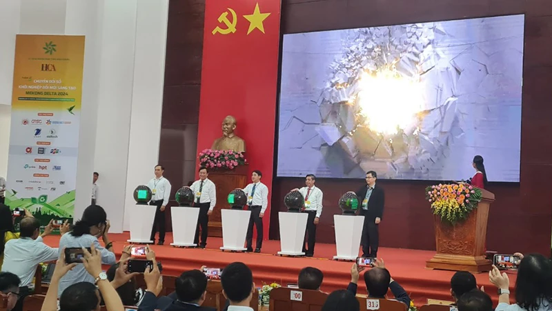 Nghi thức bấm nút khai mạc Tuần lễ chuyển đổi số.