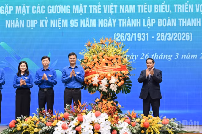 Thủ tướng Chính phủ Phạm Minh Chính tặng hoa chúc mừng Ban Bí thư Trung ương Đoàn Thanh niên Cộng sản Hồ Chí Minh. (Ảnh: Trần Hải)