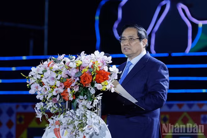 Thủ tướng Chính phủ Phạm Minh Chính phát biểu ý kiến tại lễ khai mạc Lễ hội Hoa Ban năm 2026. (Ảnh: Nhật Bắc/VGP)