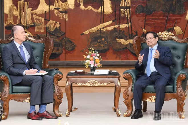 Thủ tướng Chính phủ Phạm Minh Chính tiếp Đoàn cán bộ Quỹ Tiền tệ Quốc tế (IMF) do ông Martin Sommer làm Trưởng đoàn đang thăm, làm việc tại Việt Nam. (Ảnh: TRẦN HẢI)