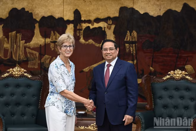 Thủ tướng Chính phủ Phạm Minh Chính và bà Christine Todd Whitman, lãnh đạo Quỹ Eisenhower. (Ảnh: Trần Hải)