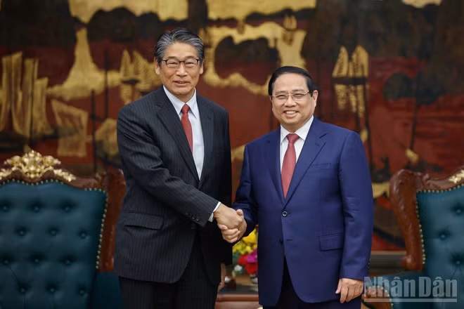 Thủ tướng Chính phủ Phạm Minh Chính và Đại sứ Nhật Bản tại Việt Nam Ito Naoki. (Ảnh: Trần Hải)