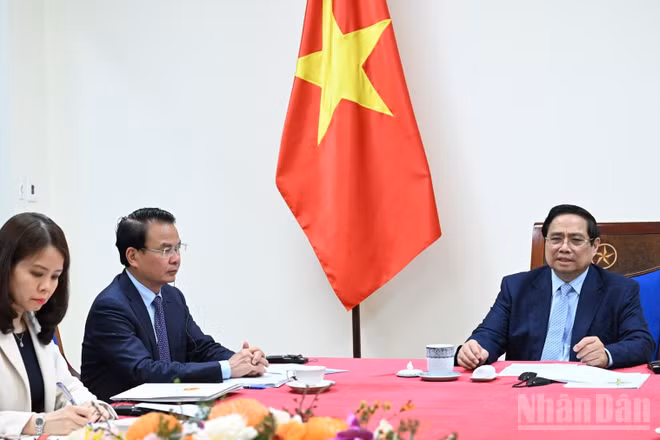 Thủ tướng Chính phủ Phạm Minh Chính điện đàm với Thủ tướng kiêm Bộ trưởng Ngoại giao Nhà nước Qatar Sheikh Mohammed bin Abdulrahman bin Jasim Al-Thani. (Ảnh: TRẦN HẢI)