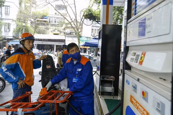 Thực hiện các giải pháp bảo đảm nguồn cung xăng dầu cho thị trường trong nước. (Ảnh: VGP)