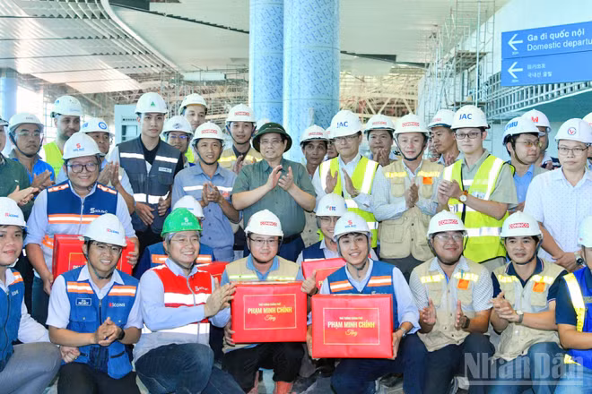 Thủ tướng Chính phủ Phạm Minh Chính tặng quà động viên các đơn vị đang thi công hạng mục Nhà ga hành khách-Cảng hàng không quốc tế Long Thành. (Ảnh: THANH GIANG)
