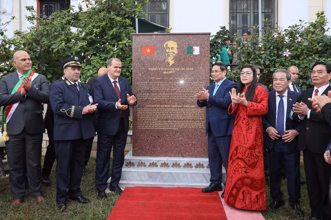 Thủ tướng Phạm Minh Chính và ông Kamel Rezig, Bộ trưởng Thương mại và Xúc tiến xuất khẩu Algeria thực hiện nghi lễ khánh thành Bia Tưởng niệm Chủ tịch Hồ Chí Minh. (Ảnh: VGP/NHẬT BẮC)