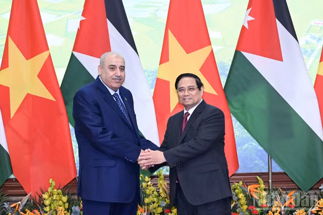 Thủ tướng Chính phủ Phạm Minh Chính và Chủ tịch Hạ viện Jordan Mazen Turki El Qadi. (Ảnh: Trần Hải)