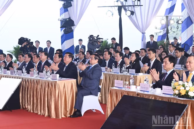Thủ tướng Chính phủ Phạm Minh Chính và các đồng chí lãnh đạo, đại biểu dự Lễ khởi công, khánh thành, thông xe kỹ thuật 234 công trình, dự án chào mừng Đại hội đại biểu toàn quốc lần thứ XIV của Đảng. (Ảnh: Trần Hải)