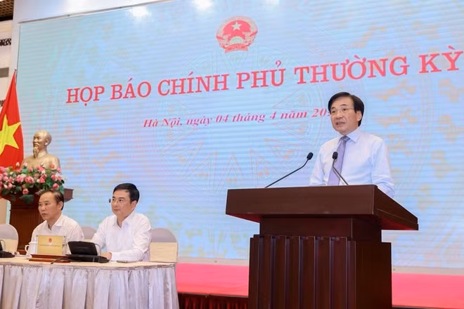 Bộ trưởng, Chủ nhiệm Văn phòng Chính phủ Trần Văn Sơn chủ trì họp báo Chính phủ thường kỳ. (Ảnh: VGP/Nhật Bắc)