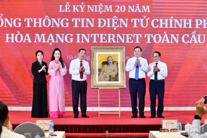 Phó Thủ tướng Thường trực Chính phủ Phạm Gia Túc trao quà lưu niệm tặng Cổng Thông tin điện tử Chính phủ. (Ảnh: THANH GIANG)