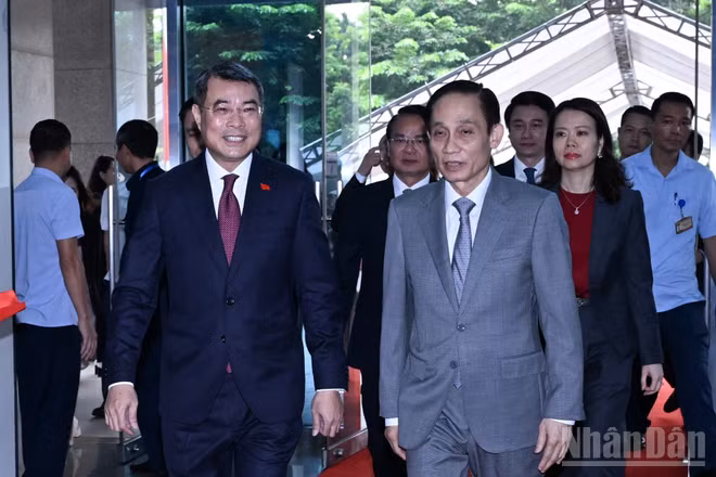 Thủ tướng Chính phủ Lê Minh Hưng tới dự Phiên toàn thể Ngoại giao phục vụ phát triển đất nước trong giai đoạn mới. (Ảnh: TRẦN HẢI)
