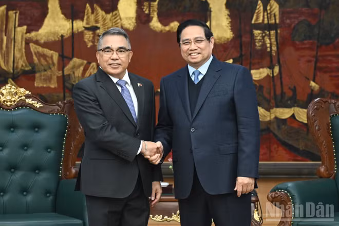 Thủ tướng Chính phủ Phạm Minh Chính và Đại sứ Philippines tại Việt Nam Meynardo Los Banos Montealegre. (Ảnh: Trần Hải)