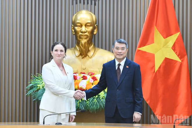 Thủ tướng Chính phủ Lê Minh Hưng và Đại sứ New Zealand tại Việt Nam Caroline Beresford. (Ảnh: Thanh Giang)