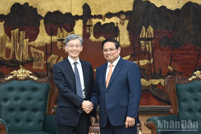 Thủ tướng Phạm Minh Chính và ông Kenji Okamura, Phó Tổng Giám đốc Quỹ Tiền tệ quốc tế (IMF). (Ảnh: TRẦN HẢI)
