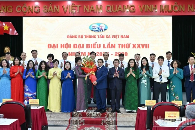Bí thư Đảng ủy Chính phủ, Thủ tướng Chính phủ Phạm Minh Chính tặng hoa chúc mừng Ban Chấp hành Đảng bộ Thông tấn xã Việt Nam nhiệm kỳ 2025-2030. (Ảnh: TRẦN HẢI)