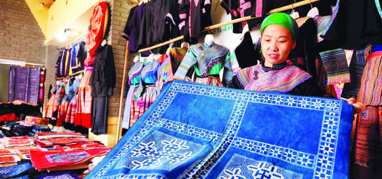 Brocade products of Thai Giang Pho Commune Community Embroidery Association are supported by Bac Ha district to be displayed at Bac Ha cultural market. 3san-pham-tho-cam-to-lien-ket.jpg