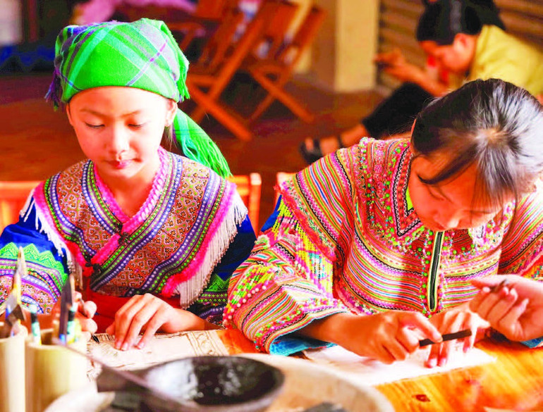 To preserve tradition, recently in Thai Giang Pho commune, a community embroidery association has been established with the aim of teaching weaving and brocade embroidery to young people; at the same time, creating jobs and increasing income for women in the area. 2giu-gin-truyen-thong-lien-ket-theu.jpg