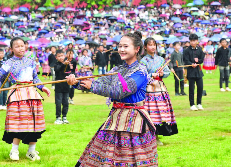 The colorful costumes of the H'Mong women enhance the beauty of the women here. 4trang-phuc-cua-nguoi-phu-nu-hmong-ruc-ro.jpg