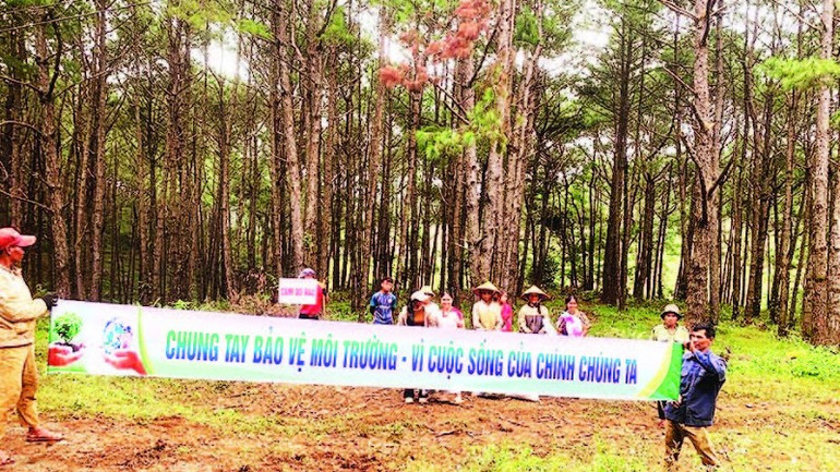 Treo băng-rôn, khẩu hiệu tuyên truyền bảo vệ môi trường. 3-8168.jpg