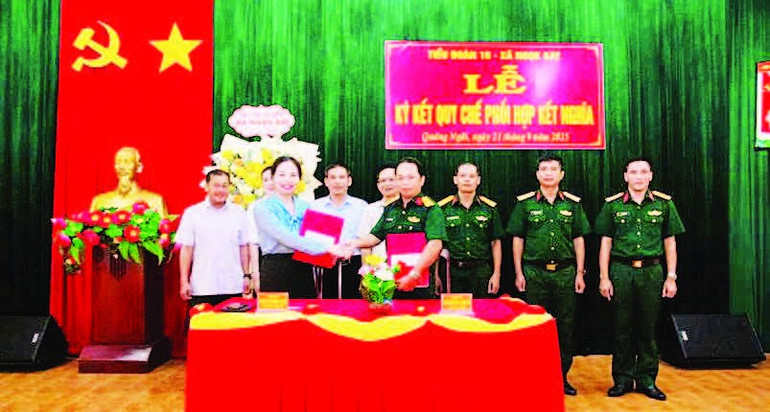 Đại diện Đảng ủy xã Ngọk Bay và Đảng ủy Tiểu đoàn 16 ký kết chương trình quy chế phối hợp. (Ảnh P.T) dai-dien-dang-uy-xa-ngok-bay-va-dang-uy-tieu-doan-16-ky-ket-chuong-trinh.jpg