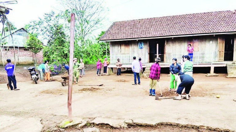 Nhân dân các thôn thuộc xã Kon Plông tham gia tổng vệ sinh dọn dẹp môi trường sạch đẹp nơi mình sinh sống. 2-4040.jpg