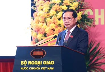 Đồng chí Bùi Thanh Sơn, Ủy viên Trung ương Đảng, Phó Thủ tướng Chính phủ, Bí thư Đảng ủy, Bộ trưởng Ngoại giao phát biểu khai mạc Đại hội Đảng bộ Bộ Ngoại giao nhiệm kỳ 2025-2030. Ảnh: Dương Giang-TTXVN