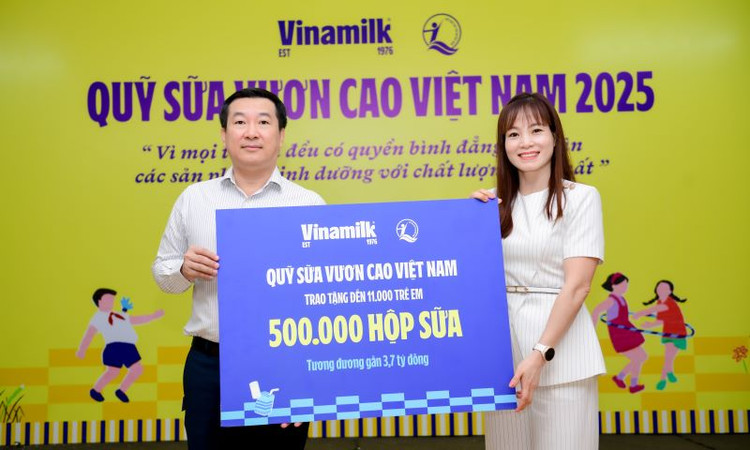 Ông Đỗ Thanh Tuấn - Giám đốc Đối ngoại Vinamilk - trao tặng bảng tượng trưng 500.000 hộp sữa cho đại diện Quỹ Bảo trợ Trẻ em Việt Nam nhân dịp khởi động Quỹ sữa năm 2025. (Ảnh: Nam Anh)